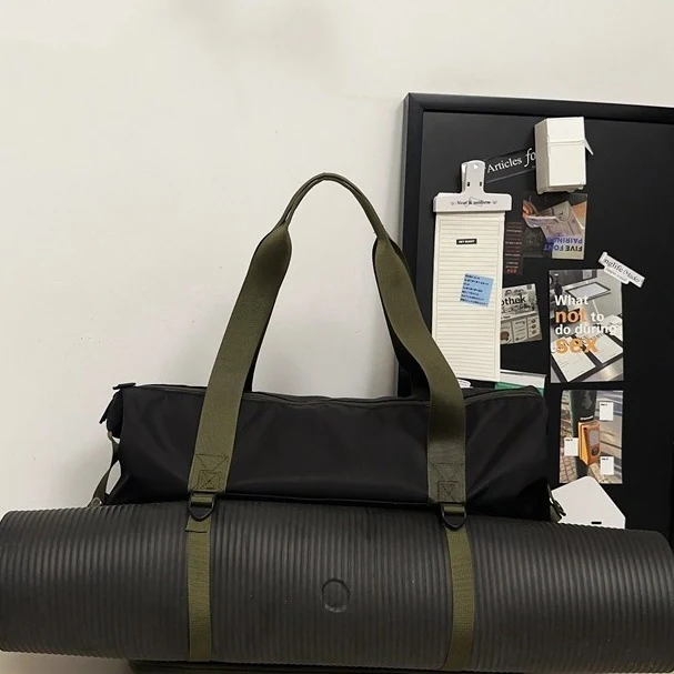 Geräumige Sport- und Reisetasche aus wasserabweisendem Material Skanto