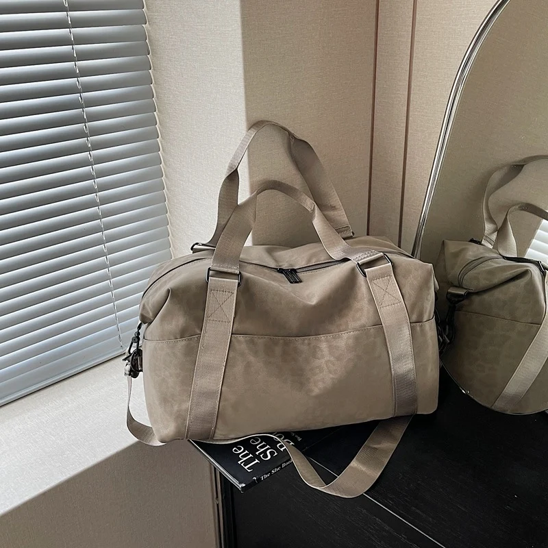Sportliche Reisetasche mit Animal-Print und praktischen Tragemöglichkeiten Skanto