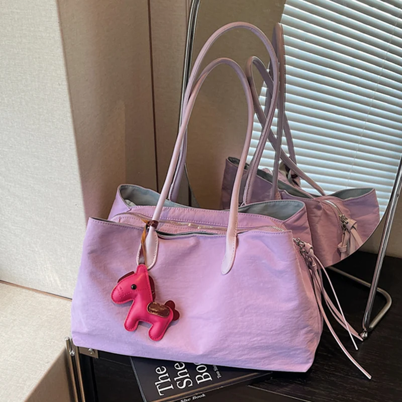 Elegante Handtasche mit Reißverschluss und praktischen Innentaschen Skanto