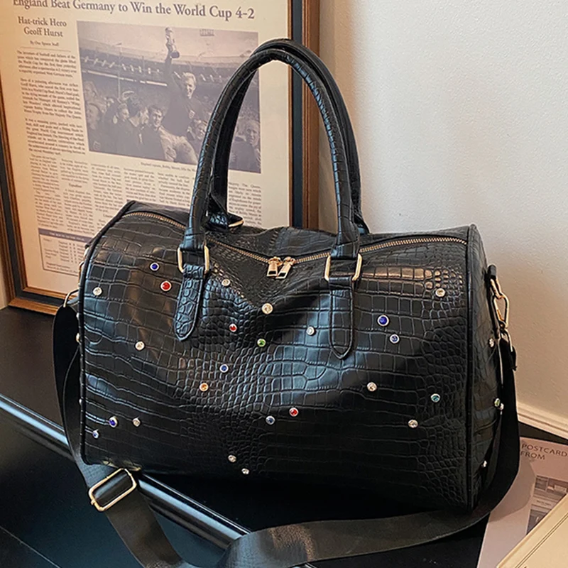 Elegante Handtasche mit luxuriösem Krokoprägung und farbigen Applikationen Skanto