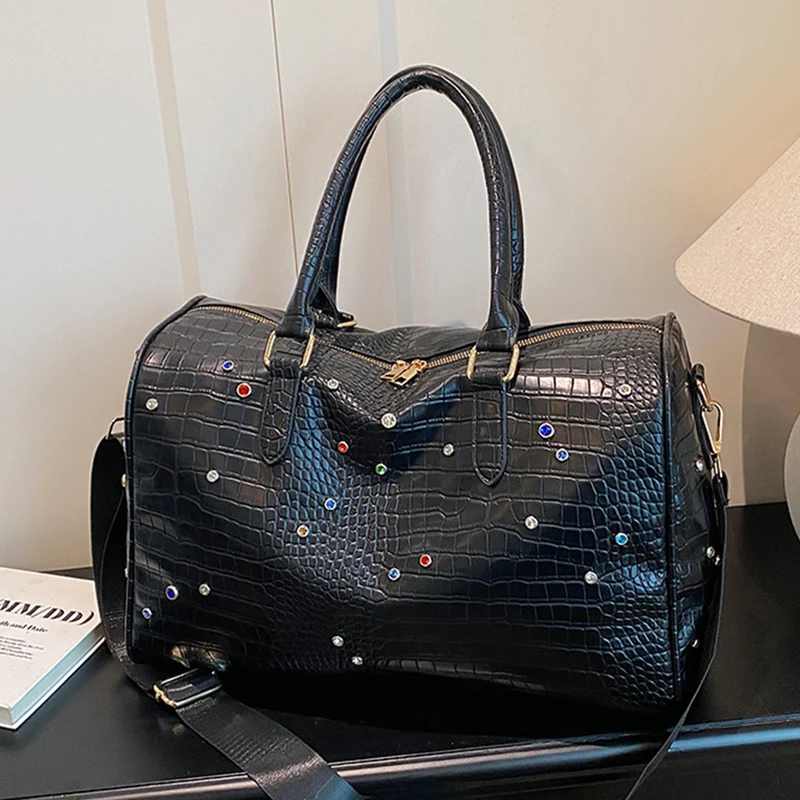 Elegante Handtasche mit luxuriösem Krokoprägung und farbigen Applikationen Skanto