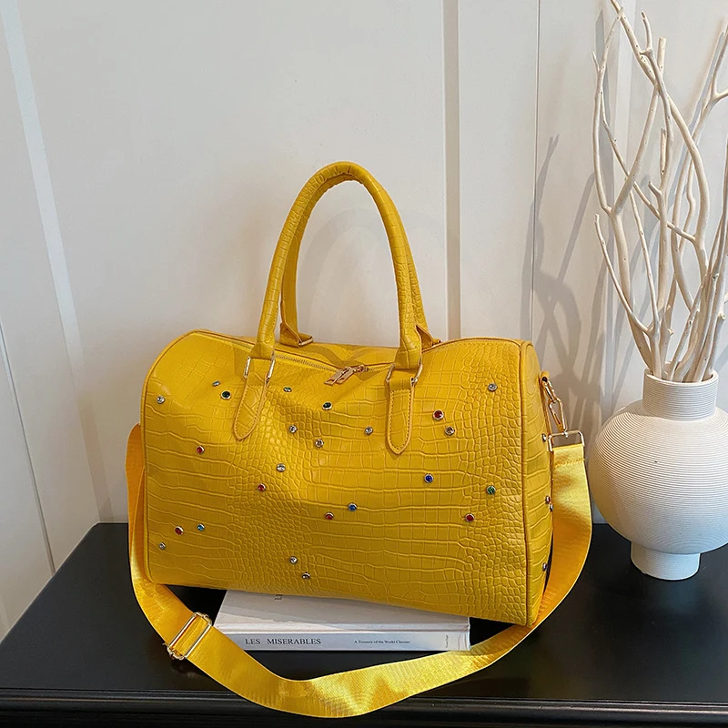 Elegante Handtasche mit luxuriösem Krokoprägung und farbigen Applikationen Skanto